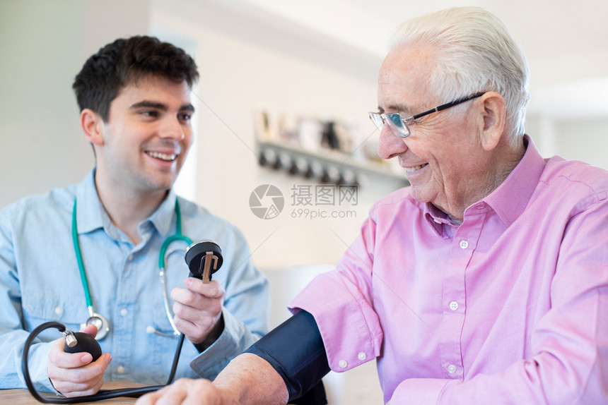 血压计测量家中老人血压的男博士计量老年男子血液压力访问手术图片