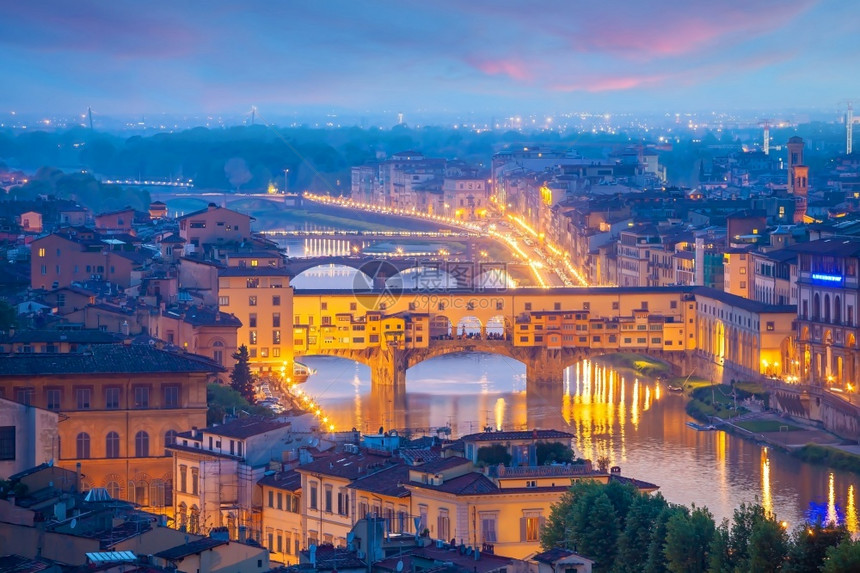 城市景观天际线PonteVecchio和佛罗伦萨城意大利托斯卡尼市中心天线城风景暮图片