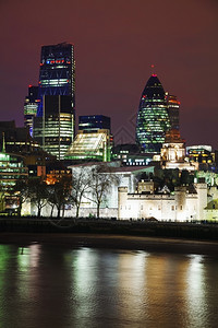 金融伦敦市夜间与泰晤士河相伴旅游区图片