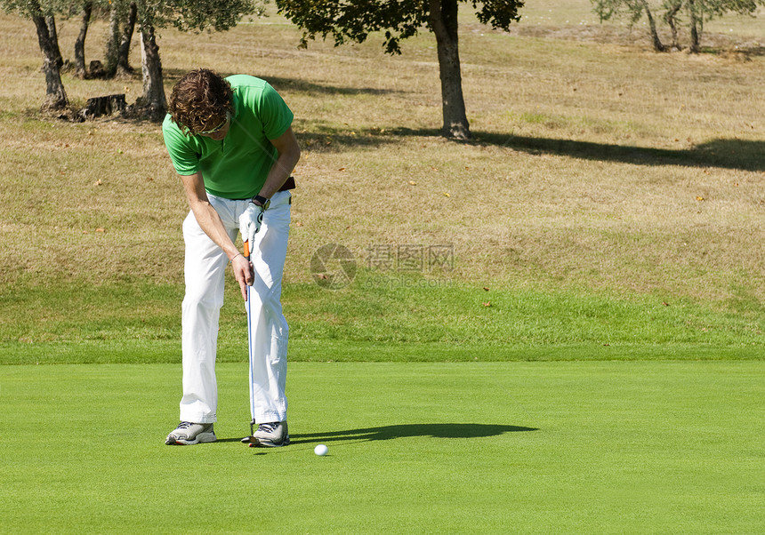 一种推杆精确高尔夫球队专注在一门交响乐课程的绿色上图片