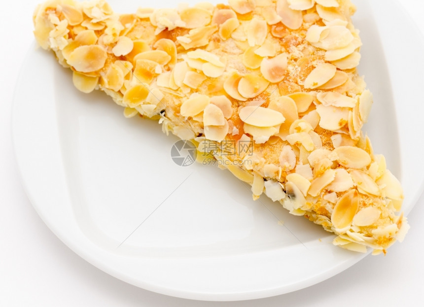 焦糖化酥饼上面覆盖着杏仁片开胃美味的图片