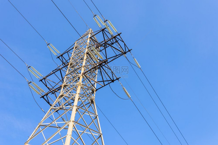 蓝色天空的电压高缆从楼下看到用于文字的电线见过工业高图片