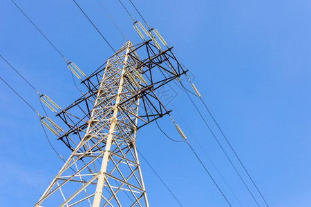 蓝色天空的电压高缆从楼下看到用于文字的电线见过工业高背景图片