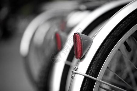 尾巴黑色的骑自行车轮后红反射器颜色高清图片