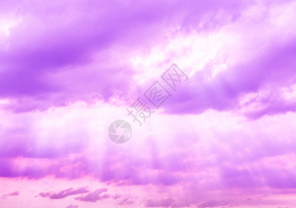 紫色的幻想天空有云与光自然蓝色的质地图片