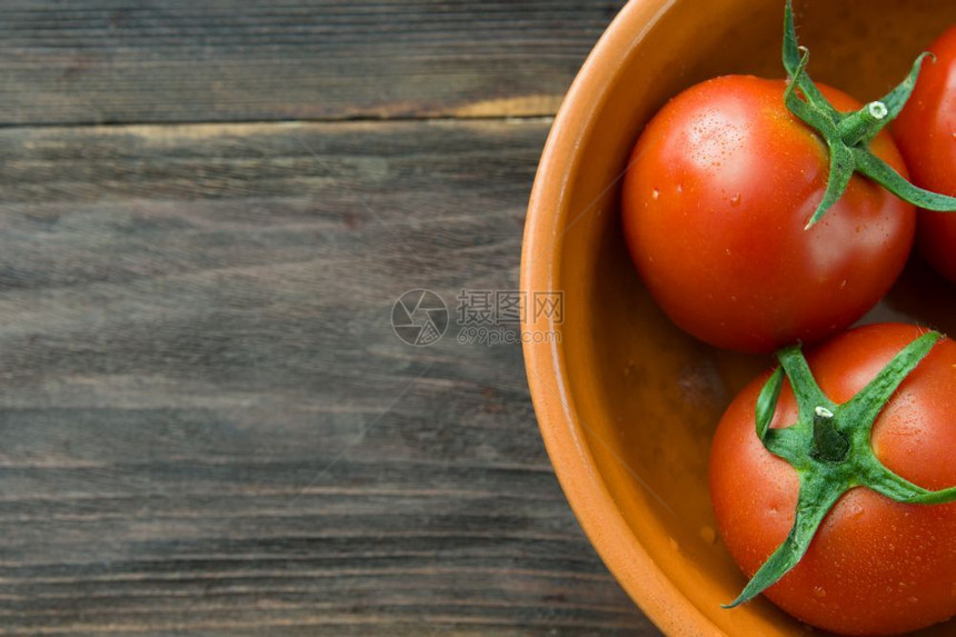 食物木制桌上的胡萝卜熟红番茄白色的成熟图片