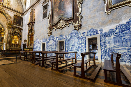 骚内部的圣佩德罗阿尔坎塔拉教堂侧墙的视图该教堂装上蓝色和白的瓷砖板以及位于葡萄牙里斯本BairroAlto的朝拜亭开口纪念碑图片