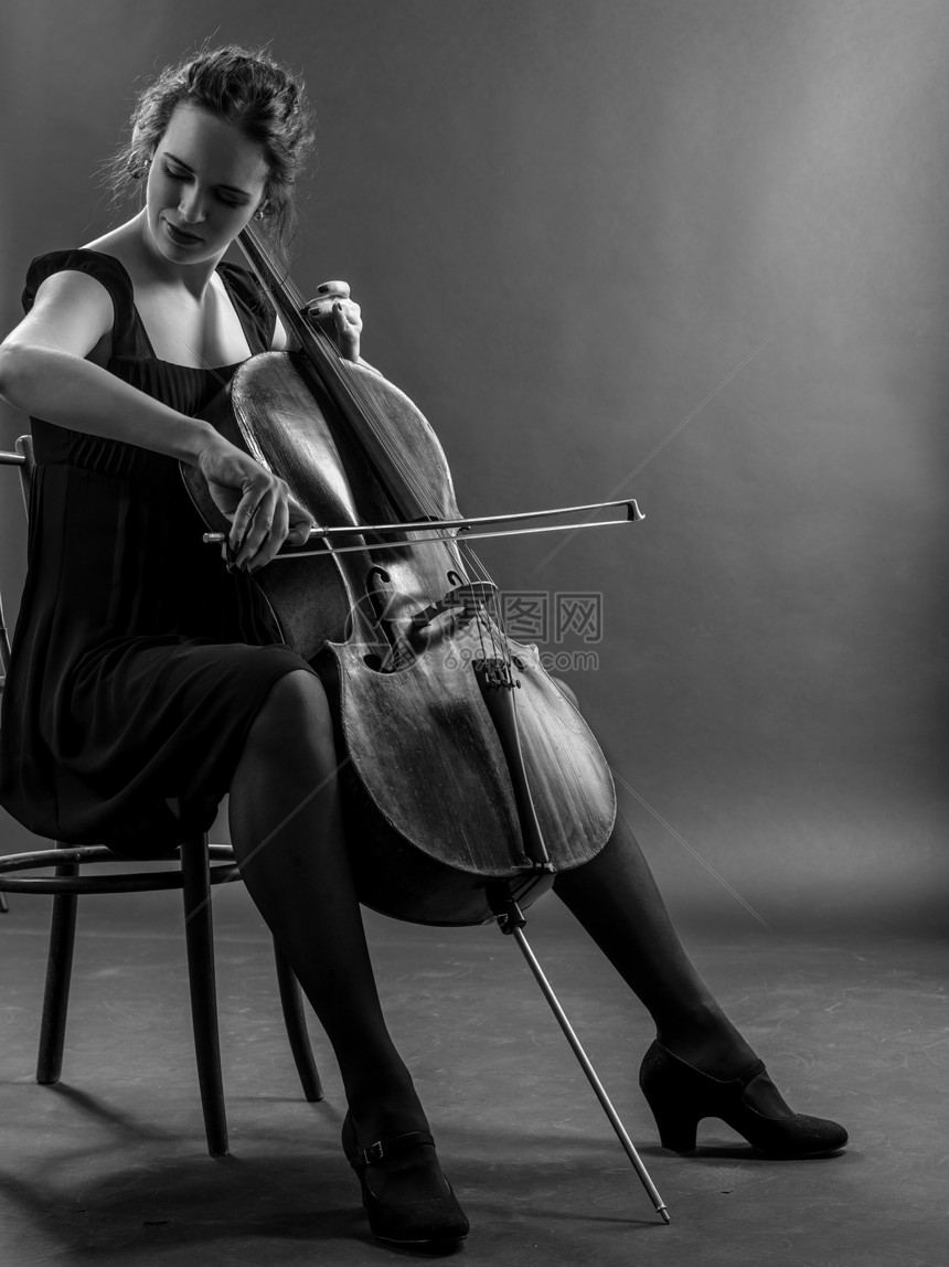 优雅的萨姆纳斯乐器一位美丽的女音乐家在播放大提琴黑白图像A的照片图片
