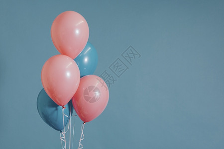 哑光的派对粉彩色和蓝面纸气球背景图片