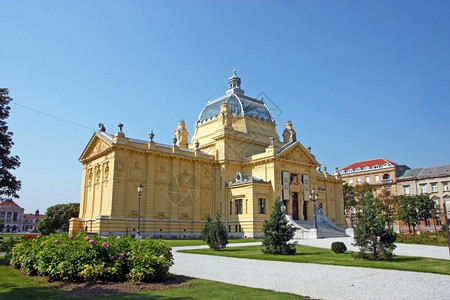 建造克罗地亚萨格勒布20年7月31日克罗地亚萨格勒布艺术馆克罗地亚萨格勒布斯拉夫南部最古老的展览馆喷泉艺术家图片