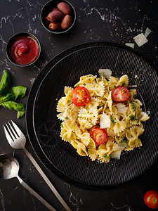 乔佛尔厨房美味的意大利语法佛尔面食巴西尔和樱桃红柿背景