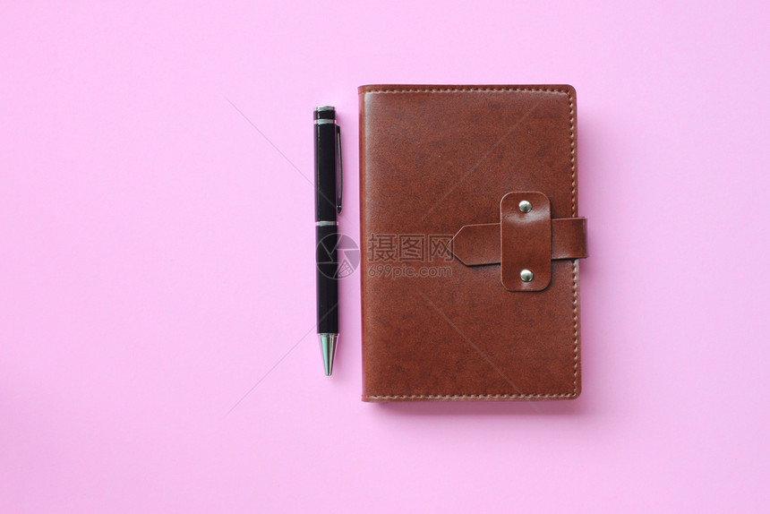 笔记本和放在粉红色的地板上在工作时复制空间您的黑色粉图片