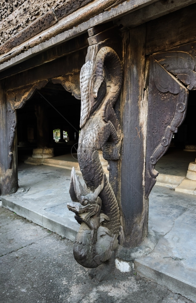 京木头在缅甸曼德勒ShwenandawKyaung寺雕刻的龙木佛教徒图片