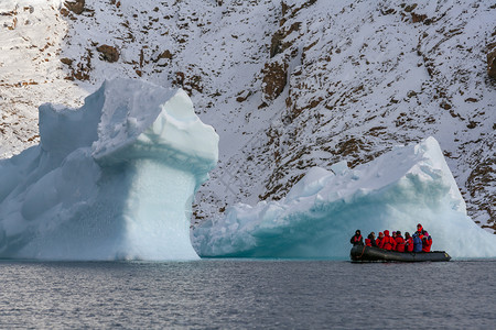 游客鲁克伦科北极峡湾高清图片