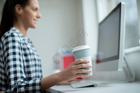 从事可再利用的取走杯中计算机饮用水工作的妇女食物污染桌子图片
