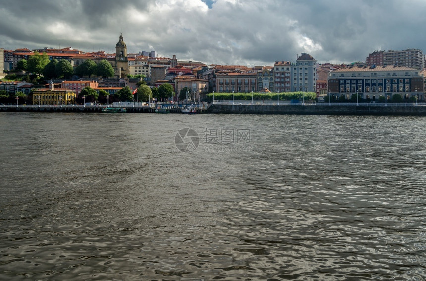 从西班牙巴斯克州的Getxo看到沿河边葡萄牙城的景象旅游观神经图片