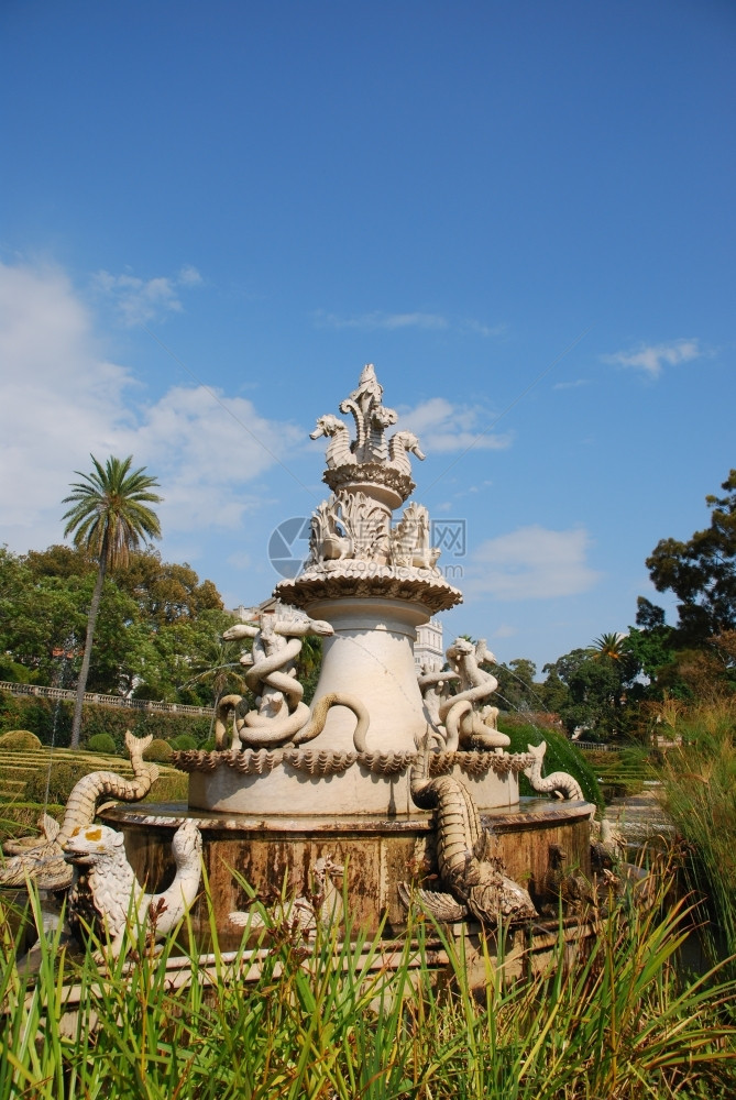 蓝色的装饰风格古老葡萄牙Ajuda花园的美丽和古董喷泉图片