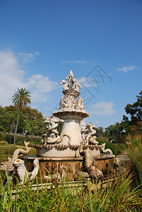 蓝色的装饰风格古老葡萄牙Ajuda花园的美丽和古董喷泉图片
