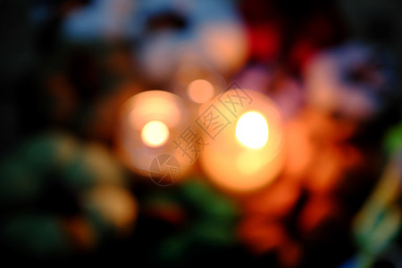 明亮的金美丽多彩背景有三支蜡烛和一组多色南瓜背景模糊没有重点红色的图片