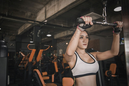健身房锻炼的女性图片