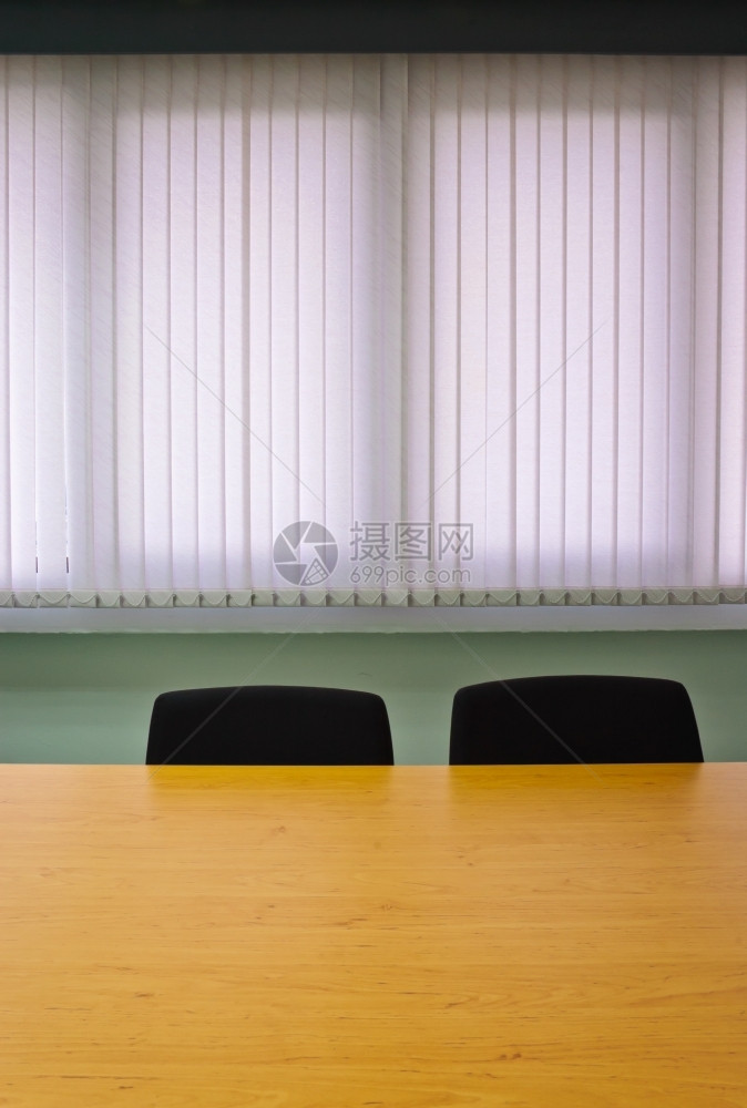 新的商业带有木制桌和黑椅子的会议室百叶窗图片