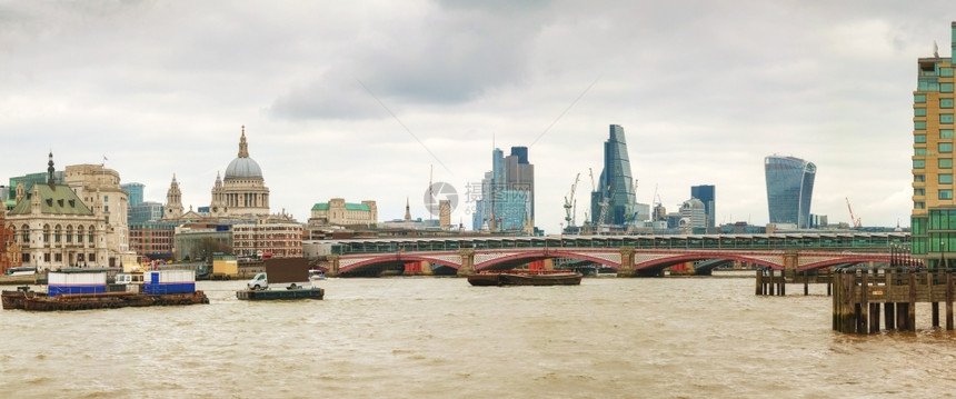 著名的联合旅行伦敦市与圣保罗大教堂的全景概览图片
