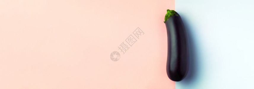 美丽的植物可口蓝粉红色背景的新鲜生深色紫茄子素食主义的概念图片