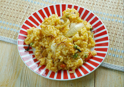 巴林传统的Muhammar甜米饭配有香料和椰枣糖浆粮食文化穆罕默德图片