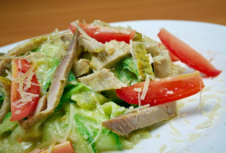 蔬菜绿色土豆和牛肉意大利菜配有苏奇尼和意大利午餐图片