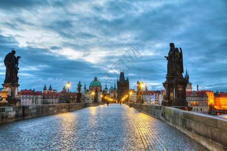 镇塔日出时在捷克布拉格的Charles桥城市的图片