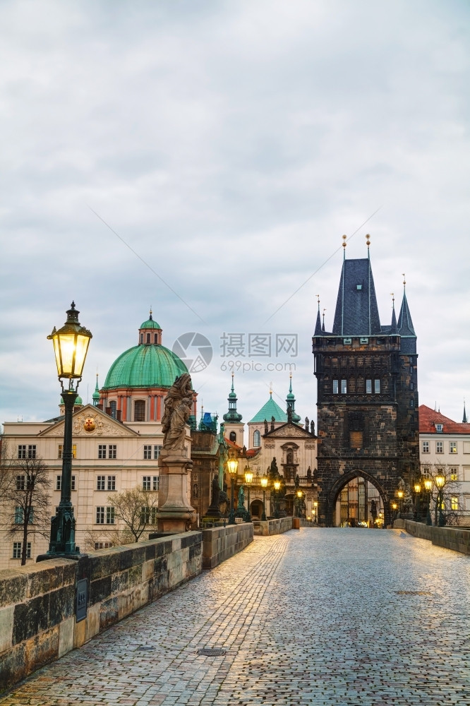 目的地著名欧洲日出时在捷克布拉格的Charles桥图片