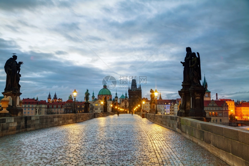 镇日出时在捷克布拉格的Charles桥建筑学老的图片