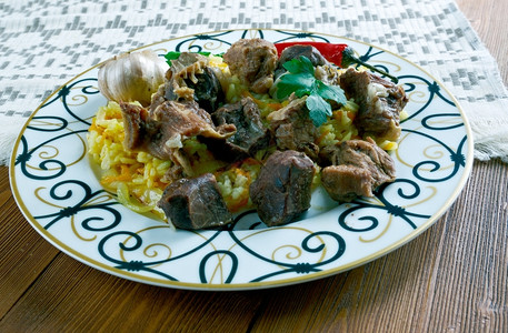 乌国大餐配有羔羊和大米盘子东烹饪图片