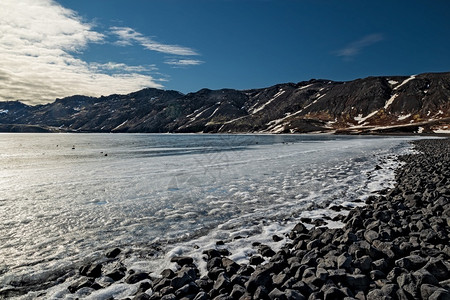 克雷苏维雅内斯半岛Krysuvik硫化区附近冰岛的Kleifarvatn湖冬季和阳光明媚的冰岛靠近天空背景图片