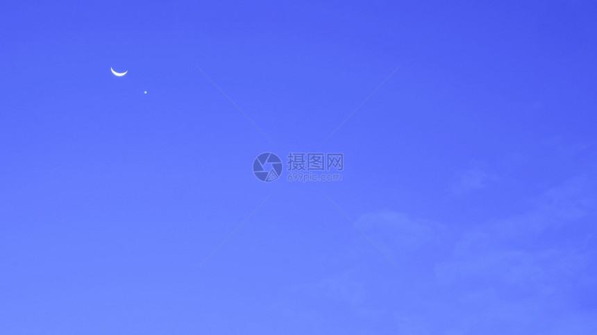 户外新月蓝夜天空中星云和白自然夜空背景风格极小泰国月光图片