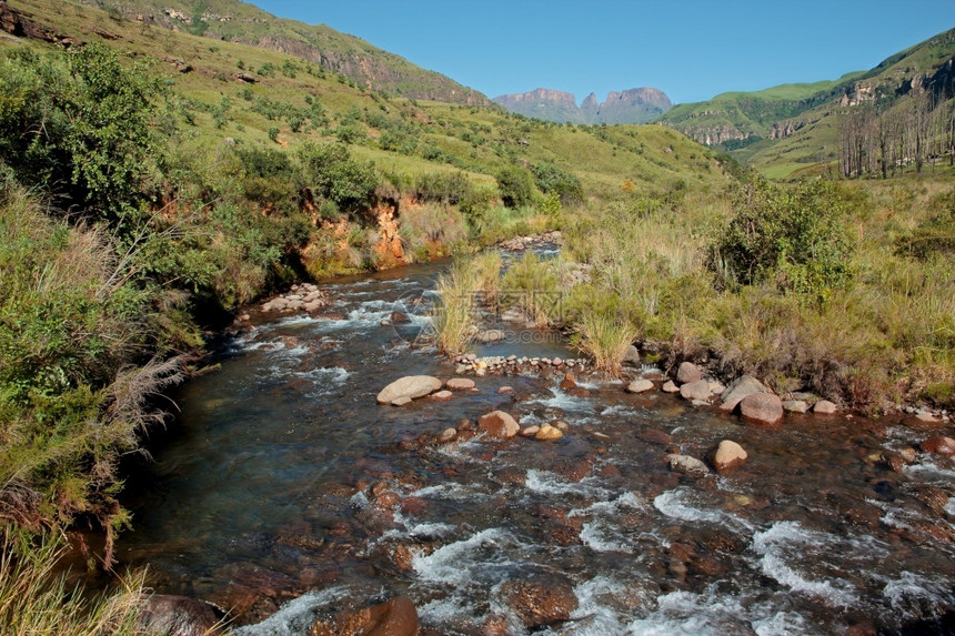 南非夸祖鲁纳塔尔Drakensberg山脚丘的河流夸祖鲁纳塔尔语山脉夸祖鲁纳塔尔图片