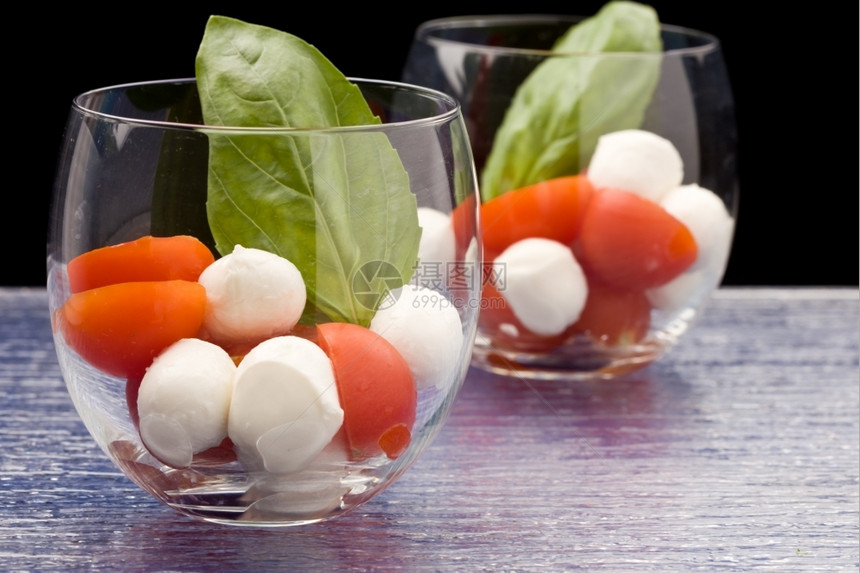 意大利语制作以番茄和莫扎雷拉制成的意大利羊毛沙拉小吃图片
