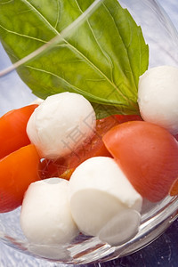 卡普雷塞零食以番茄和莫扎雷拉制成的意大利羊毛沙拉图片