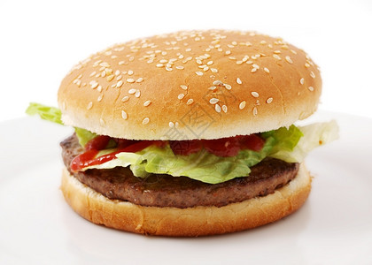 带沙拉的汉堡和白盘上的番茄酱以白色背景莴苣牛肉包子图片
