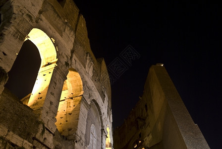 罗马著名的宫殿一部分在晚上罗马雅各布斯砖意大利图片