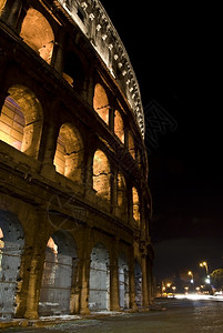 竞技场罗马的建造著名宫殿一部分在晚上罗马图片