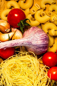 木制桌上意大利食品成分的烹饪概念配料健康有机的图片