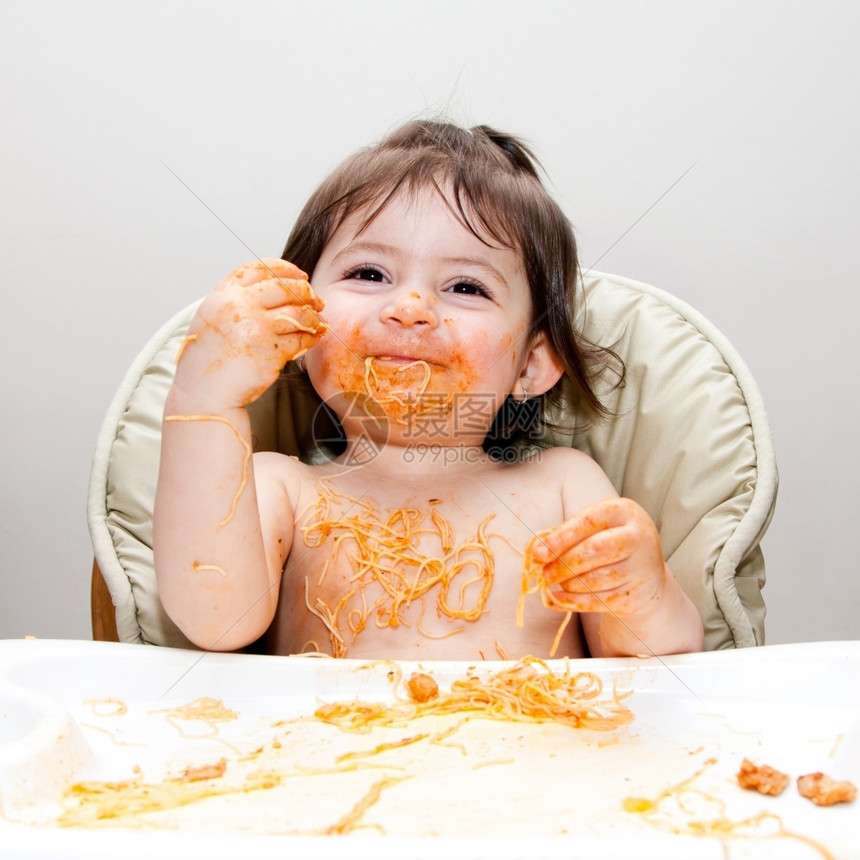 快乐的笑着宝愉快地吃着乱七八糟的意大利面红番茄酱可爱的有趣意大利语图片