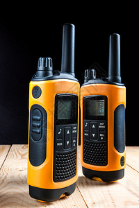 收发器收音机系统步行的黑背景木桌上两对讲机设计图片