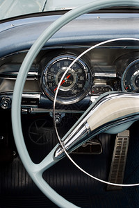 优质的一辆古老经典汽车的方向盘和仪表板抽象的车速图片
