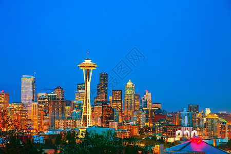 天际线太平洋现代的西雅图市下城夜间风景从凯里公园看到图片