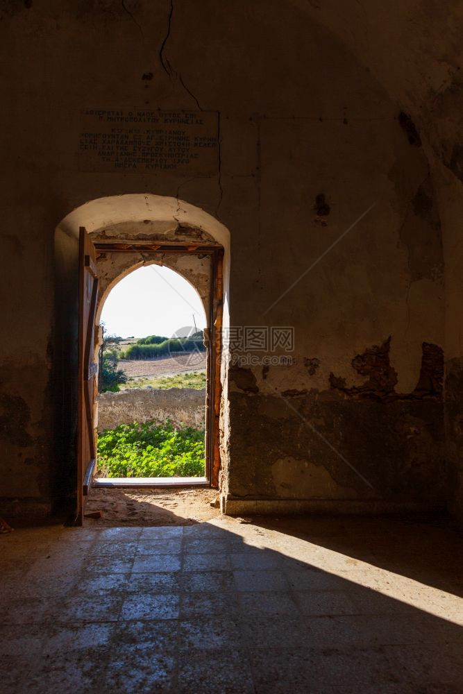 老的正统塞浦路斯阿依埃里尼2018年4月1日从塞浦路斯凯里尼亚阿依埃废弃的阿依埃里尼老教堂的门看四月图片