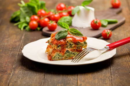 健康土制美味的意大利面木制桌上有奶油酪和菠菜香气烤宽面条图片