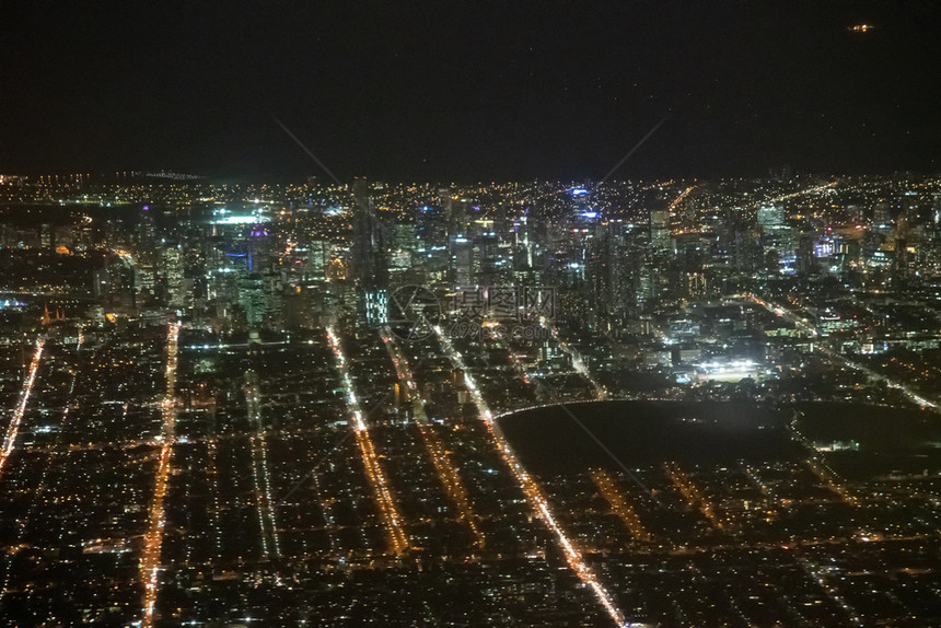 澳大利亚墨尔本天际的夜空中观察办公室塔高的图片