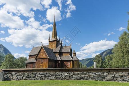 在挪威洛美带有前方的LomStavkyrkje木制的地标旅游图片